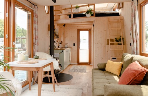 Neuland House | Holiday Home 'Tolles Hausboot Irene Mit Kamin' with Sea View, Private Terrace and Wi-Fi