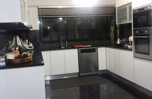 Machico House | Holiday Home 'Traveller's House' with Mountain View, Shared Pool and Wi-Fi
