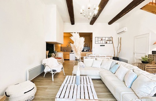 Quarante House | Holiday Home 'Villa Des Vignes Et Spa' with Private Terrace, Wi-Fi and Air Conditioning