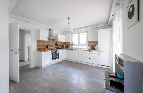 Oststeinbek House | Holiday Home 'Weißes Haus, Vollausstattung' with Private Terrace, Private Garden and Wi-Fi