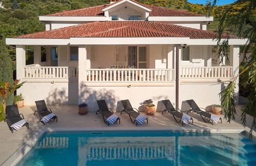 Zrnovnica House | Holiday home with heated pool near Split