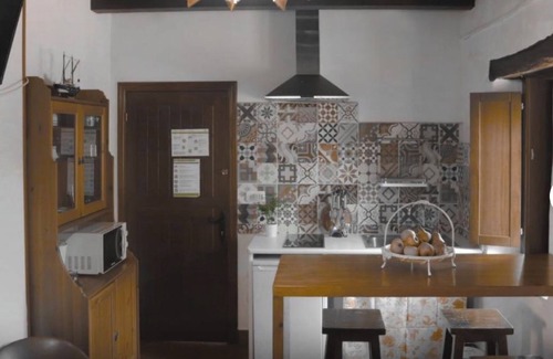 Deba House | Holiday Home with Mountain Views, Private Garden and Wi-Fi