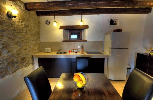 Kotli House | Holiday home with outdoor pool and satellite TV