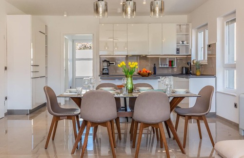 Dugopolje House | Holiday House in Dugopolje with Private Pool