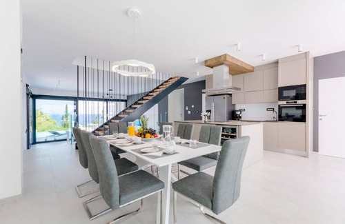 Sutivan House | Holiday House in Sutivan with Private Parking and Direct View