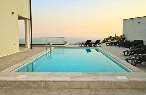 Ravno House | Holiday house Ivanica for 1 - 15 persons with 6 bedrooms - Row house