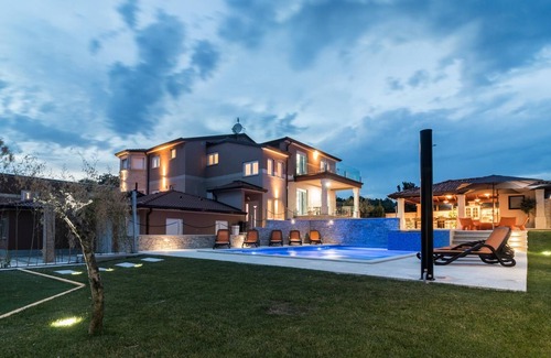 Valtura House | Holiday house Pula for 1 - 18 persons with 7 bedrooms - Holiday home