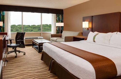 Lenexa Hotel | Holiday Inn and Suites Overland Park West by IHG