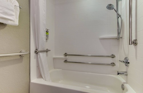 Villages of Palm Beach Lakes Hotel | Holiday Inn Express & Suites West Palm Beach Metrocentre by IHG