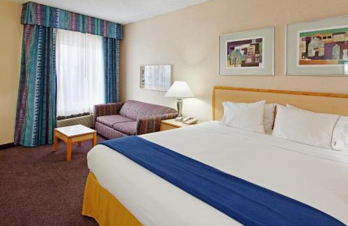 Near East Side Hotel | Holiday Inn Express Hotel & Suites San Antonio - Rivercenter Area by IHG