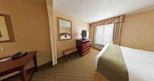 Near East Side Hotel | Holiday Inn Express Hotel & Suites San Antonio - Rivercenter Area by IHG