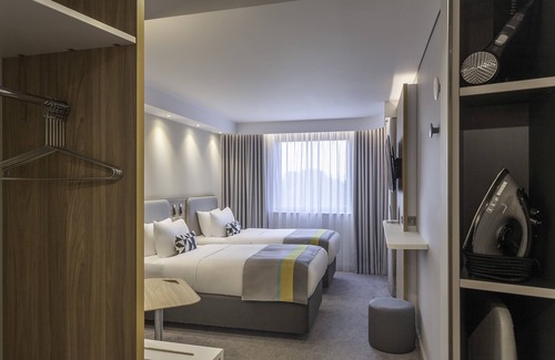 Dublin Hotel | Holiday Inn Express Hotel Dublin Airport by IHG