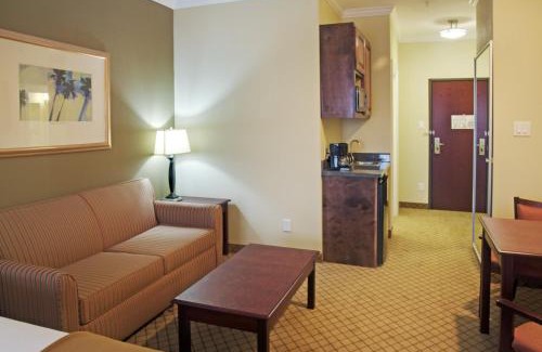 Winnie Hotel | Holiday Inn Express Hotel & Suites Winnie by IHG