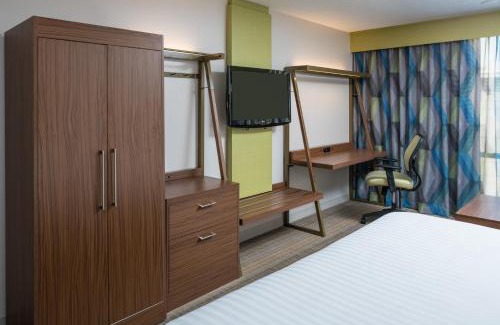 Springfield Hotel | Holiday Inn Express & Suites Springfield by IHG