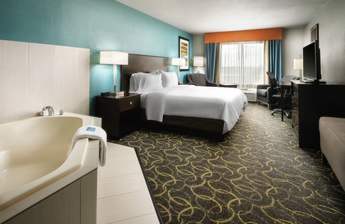 Grapevine Hotel | Holiday Inn Express & Suites DFW - Grapevine by IHG