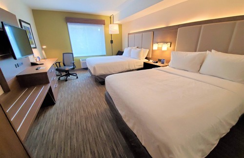 Lynnwood Hotel | Holiday Inn Express & Suites Seattle North - Lynnwood by IHG