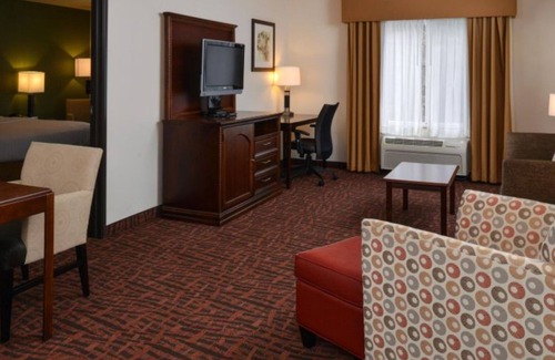 North Central Omaha Hotel | Holiday Inn Express & Suites Cherry by IHG