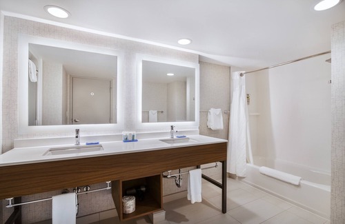 Langley Hotel | Holiday Inn Express & Suites Langley by IHG