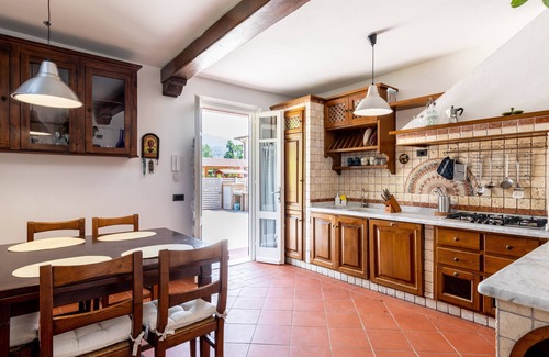 Capanne-Prato-Cinquale House | Holiday Home 'Villa Rustica 1' with Lake View, Shared Garden and Air Conditioning