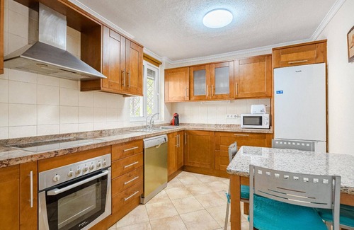 Los Cristianos Villa | Holiday Villa 'Private Pool Los Cristianos' with Mountain View, Wi-Fi and Air Conditioning