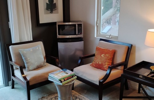 Hollywood Hills West House | Hollywood Hills Upscale Modern Furnished Bedroom Suite in Large House