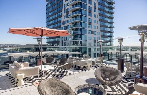 Hollywood House | Hollywood Twin Queen, The Godfrey Hotel, 2 Family Rooms, Pets Are Allowed