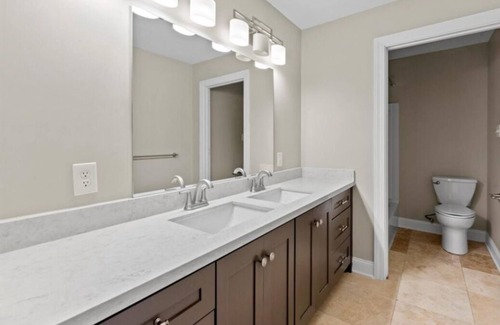 Spring House | Home 4 cozy stay & entertainment with Pool near Airport & The Woodlands/Spring