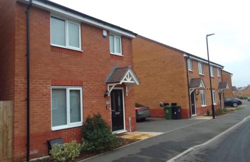 Walsall Apartment | Home Away From Home At Ideal Home & Cottage,Inviting 4 Bedroom Apartment,Sleep 8, Ideal For Contractors, Family & Groups