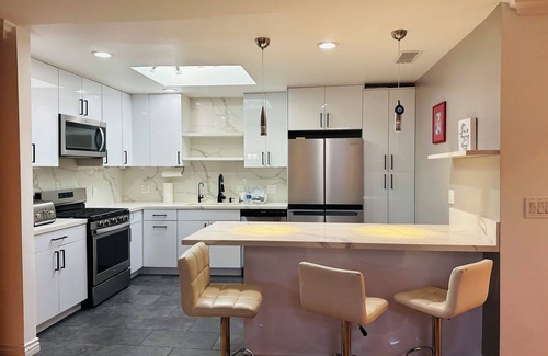 Gardena House | Home away from home, Delamo mall, the beach