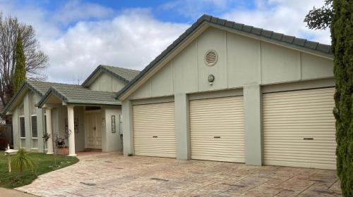 Swan Hill House | HOME STAY on HIGH King Bed - Private Home with Private Bathroom