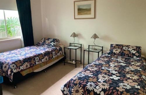 Swan Hill House | Home Stay on High Room 1 Queen Bed and Room 2 King Bed OR Two Single Beds