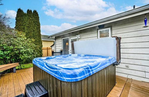 Picnic Point-North Lynnwood House | Home with Hot Tub 7 Mi to Edmonds Waterfront!