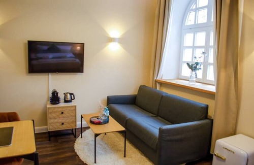 Obergiesing Apartment | Homely Stay Studio3 - with historical mural