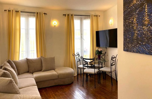 Issy-les-Moulineaux Apartment | Homerez - Beautiful apartement for 4 ppl. at Issy-les-Moulineaux