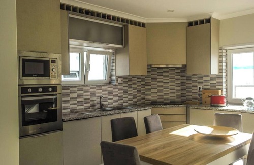 Atalaia House | Homerez - Spacious House in Atalaia with Shared Pool