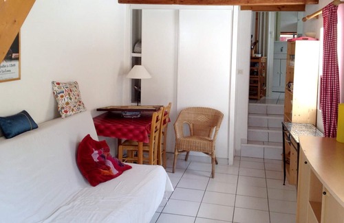 Saint-Jean-d'Angely Apartment | Homerez - Studio for 3 ppl. with swimming-pool and garden at Saint-Jean-d'Angély