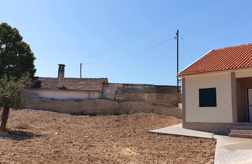 Penela Villa | Homerez - Villa for 4 ppl. with swimming-pool, garden and terrace at Espinhal