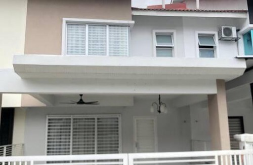 Shah Alam House | Homestay 7-12pax in Shah Alam