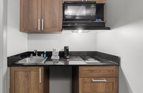 Charlotte Hotel | HomeTowne Studios & Suites by Red Roof Charlotte - Ballantyne