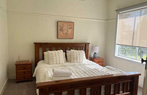 Cowes House | Homey Beach Cottage with Spa, walk to beach