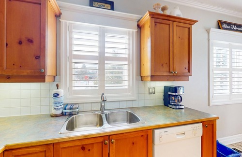 The Blue Mountains Condo | Homey retreat w/shared pool - near golf and Blue Mountain Village