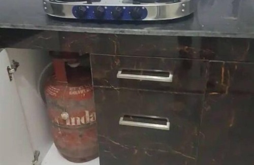 Saket House | Homlee -Jumbo Lux Flat w kitchen, parking & hills