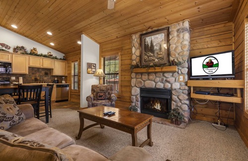 Branson Theater District Cabin | Honeymooner's Cabin with Whirlpool Tub & Fireplace - Heart of Branson