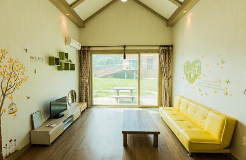 Hongcheon House | hongceon byeolbicheureuneunmaeul pensyeon