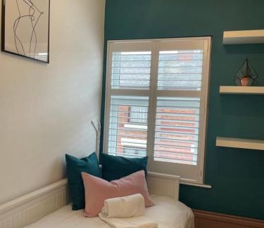 Hoole House | Hoole House- Bright and modern 2 bedroom house, close to Chester train station and the City Centre