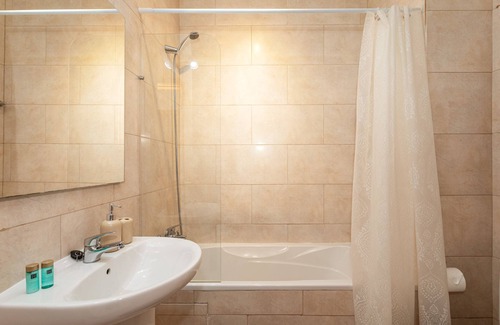 Monte Raposo Apartment | Hopstays - Alcantarilha Ria Flat