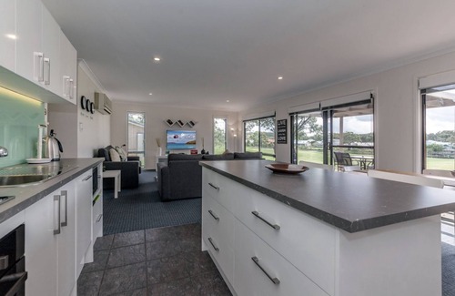 Salamander Bay Villa | Horizons Golf Club, Villa 124 - Stay right on the golf course!