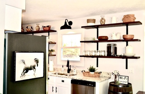 Drake House | HorsePower Theme! 2-Car Garage. 3 mi to I-65. Fire pit. Ping Pong. Family Games!