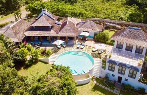 Montego Bay Villa | Hospitality Expert HALF HILL Pool Beach