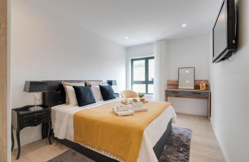 A Ver-o-Mar Apartment | Host Wise - Bright Seaside Flat